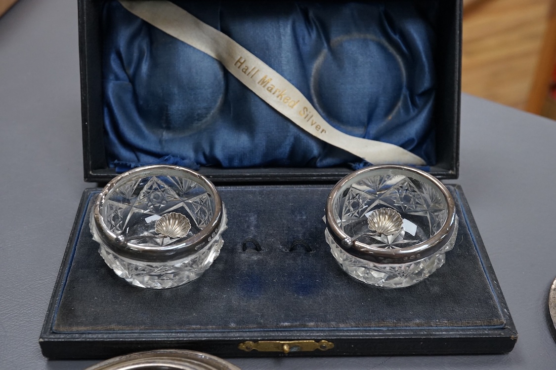 An Edwardian repousse silver purse, with suspension chain, Henry Matthews, Birmingham, 1902, 90mm, together with a silver vesta case, a silver mounted capstan inkwell, a silver mounted toilet jar, a George V silver mount
